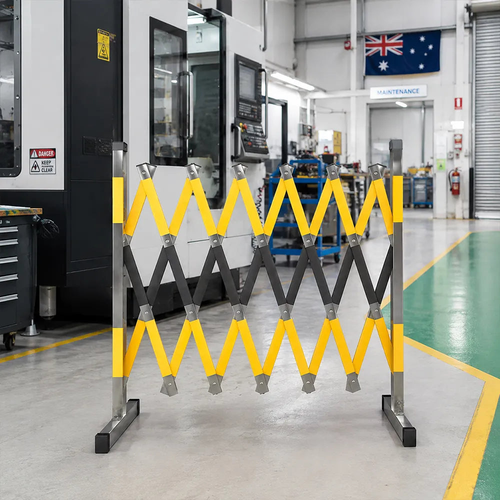GROVIA Portable Retractable Safety Barrier 1.2m Height x 4m Length Expandable Crowd Control Fence with Reflective Strips - Yellow & Black
